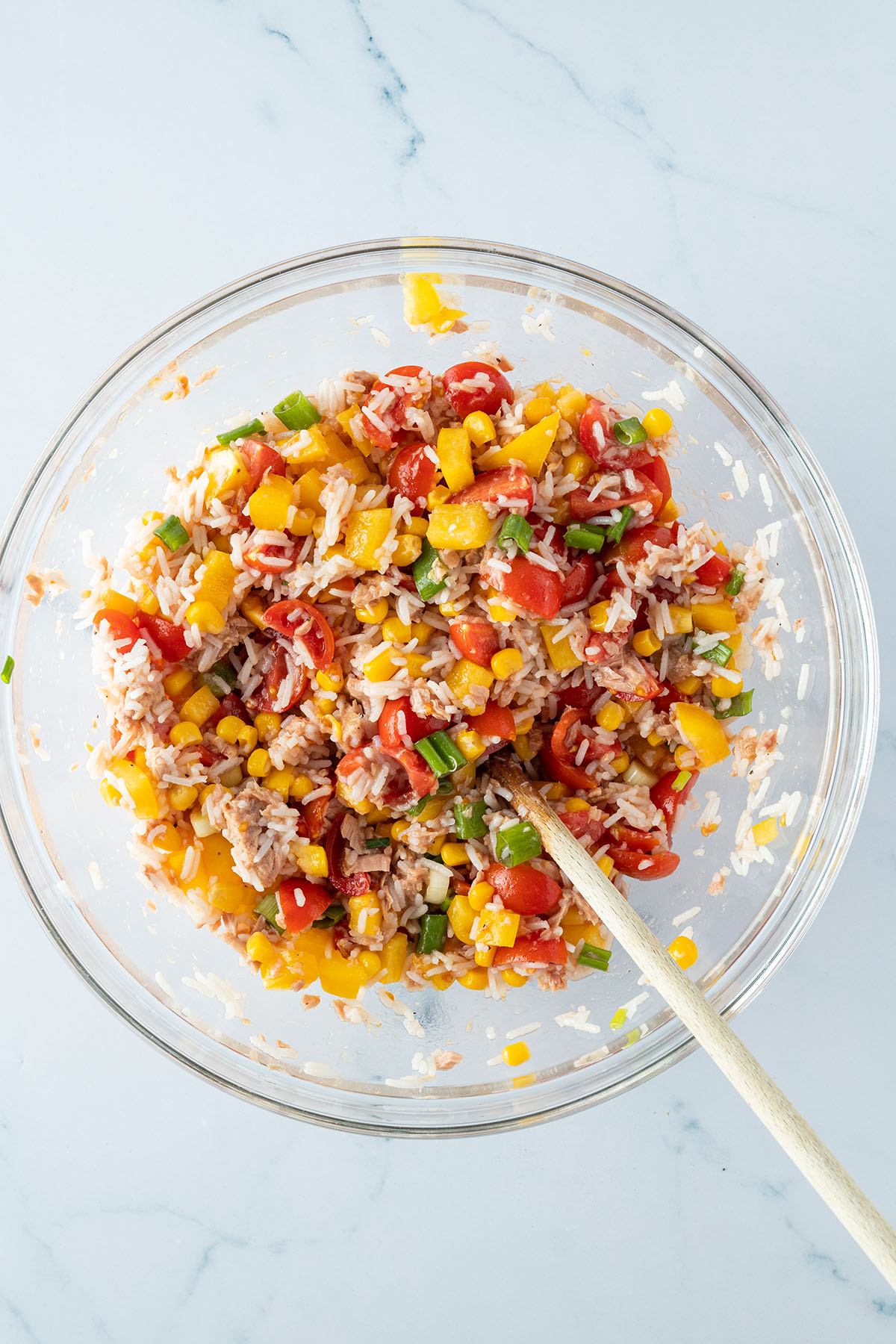 Fertiger Reissalat mit Thunfisch und Mais in einer gro&szlig;en Glasschsch&uuml;ssel.