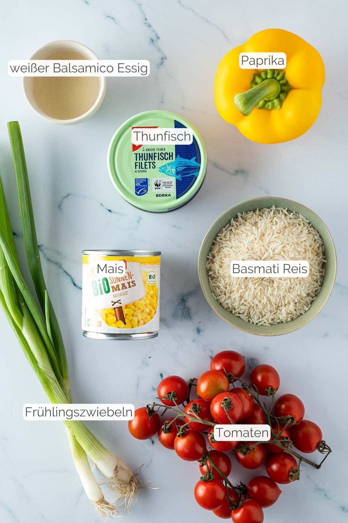 Foto aller Zutaten mit jeweiligen Textbeschriftungen, die f&uuml;r den Reissalat ben&ouml;tigt werden.