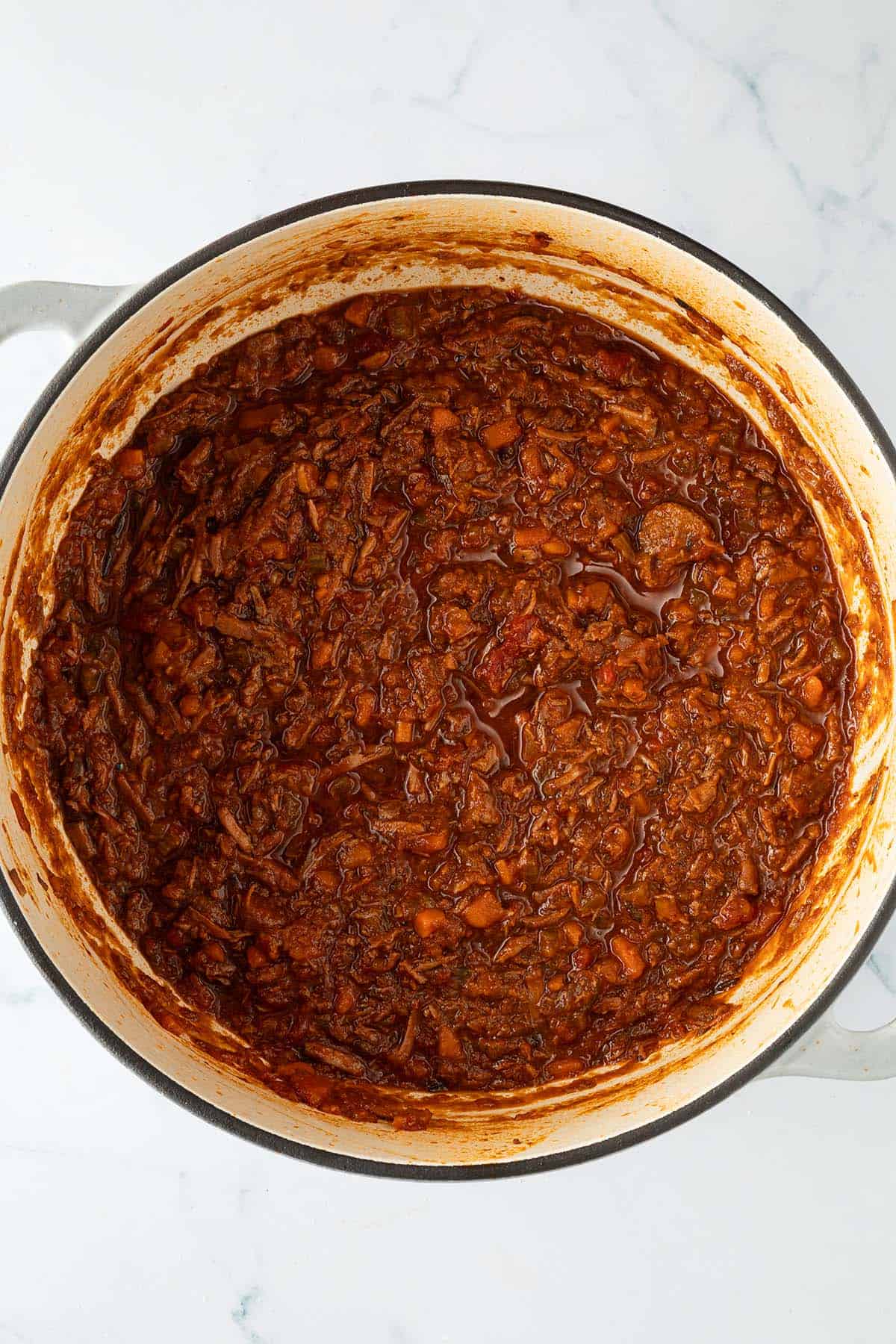 Fertiges Rinderragout in einem gro&szlig;en Topf vor dem Servieren.