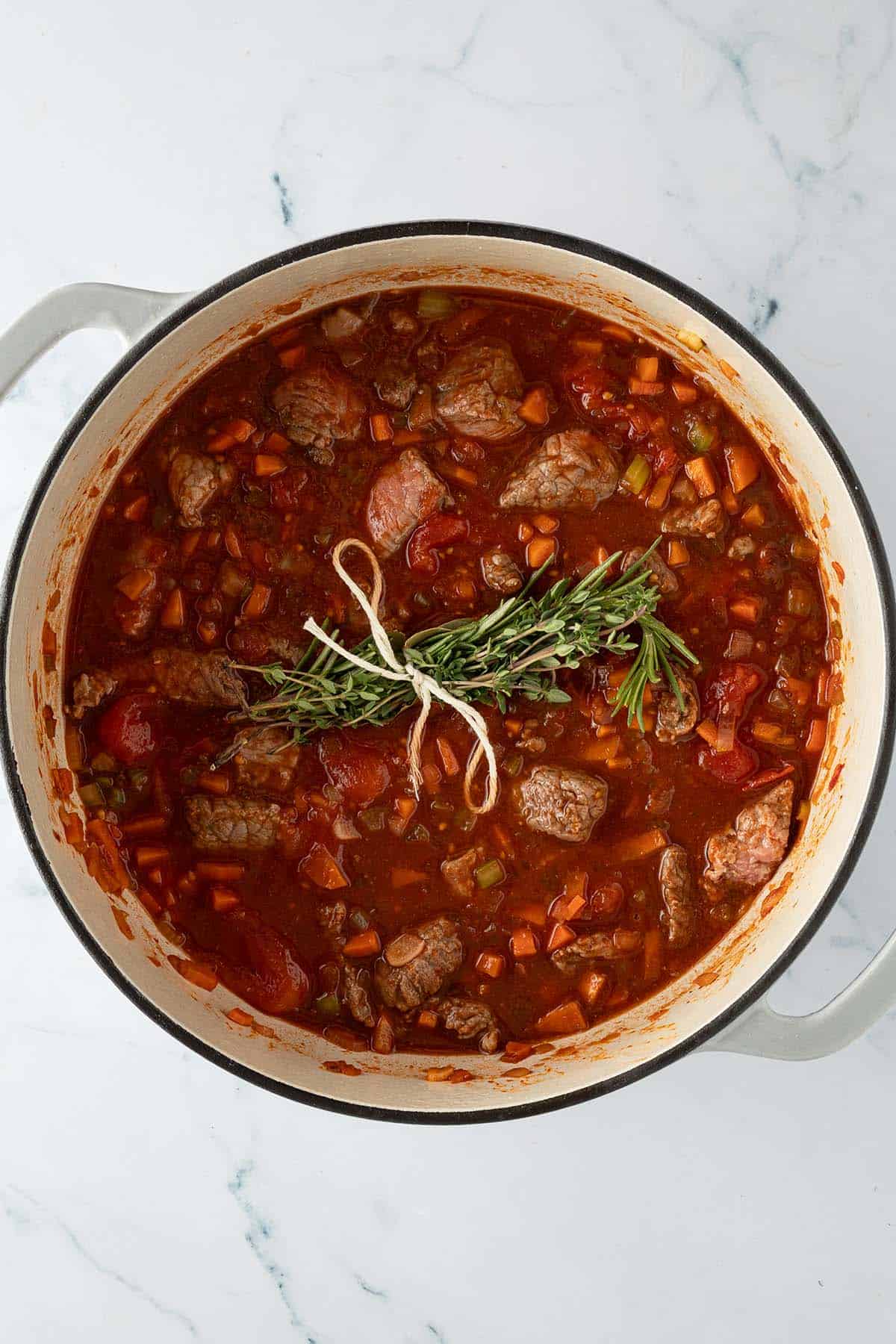 Sauce mit Rindfleisch und Kr&auml;utern vor dem Kochen.