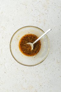 Marinade in einer Glassch&uuml;ssel.