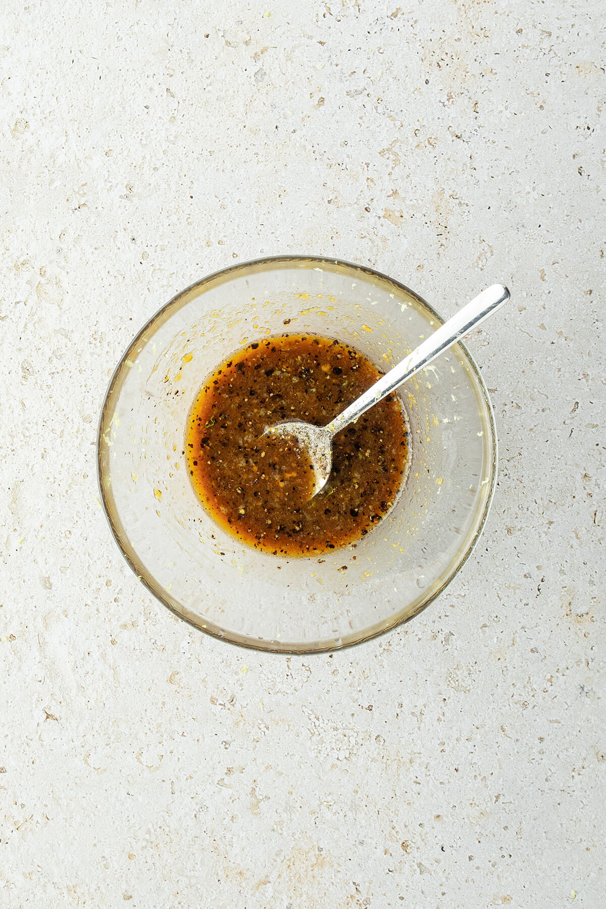 Marinade in einer Glassch&uuml;ssel.