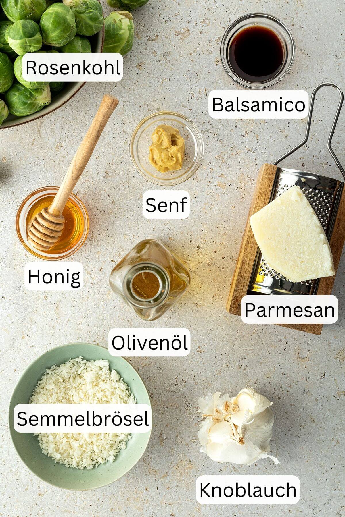 Zutaten mit Textlables: frischer Rosenkohl, Senf, Honig, Oliven&ouml;l, Balsamico Essig, Semmelbr&ouml;sel, Knoblauch und Parmesan.