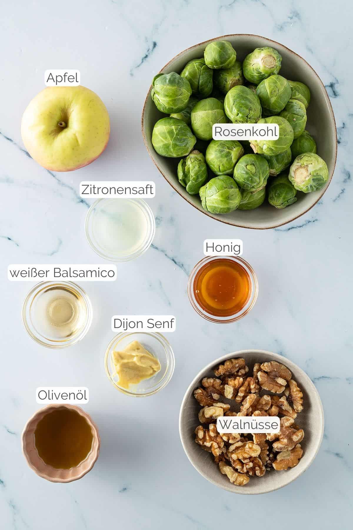 Alle Zutaten mit jeweiligen Textbeschriftungen, die f&uuml;r den Rosenkohlsalat ben&ouml;tigt werden.