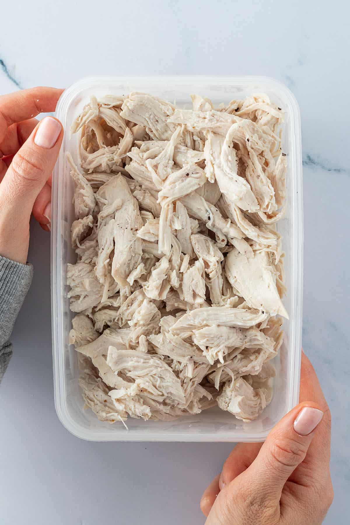 Pulled Chicken in einer Frischhaltebox.