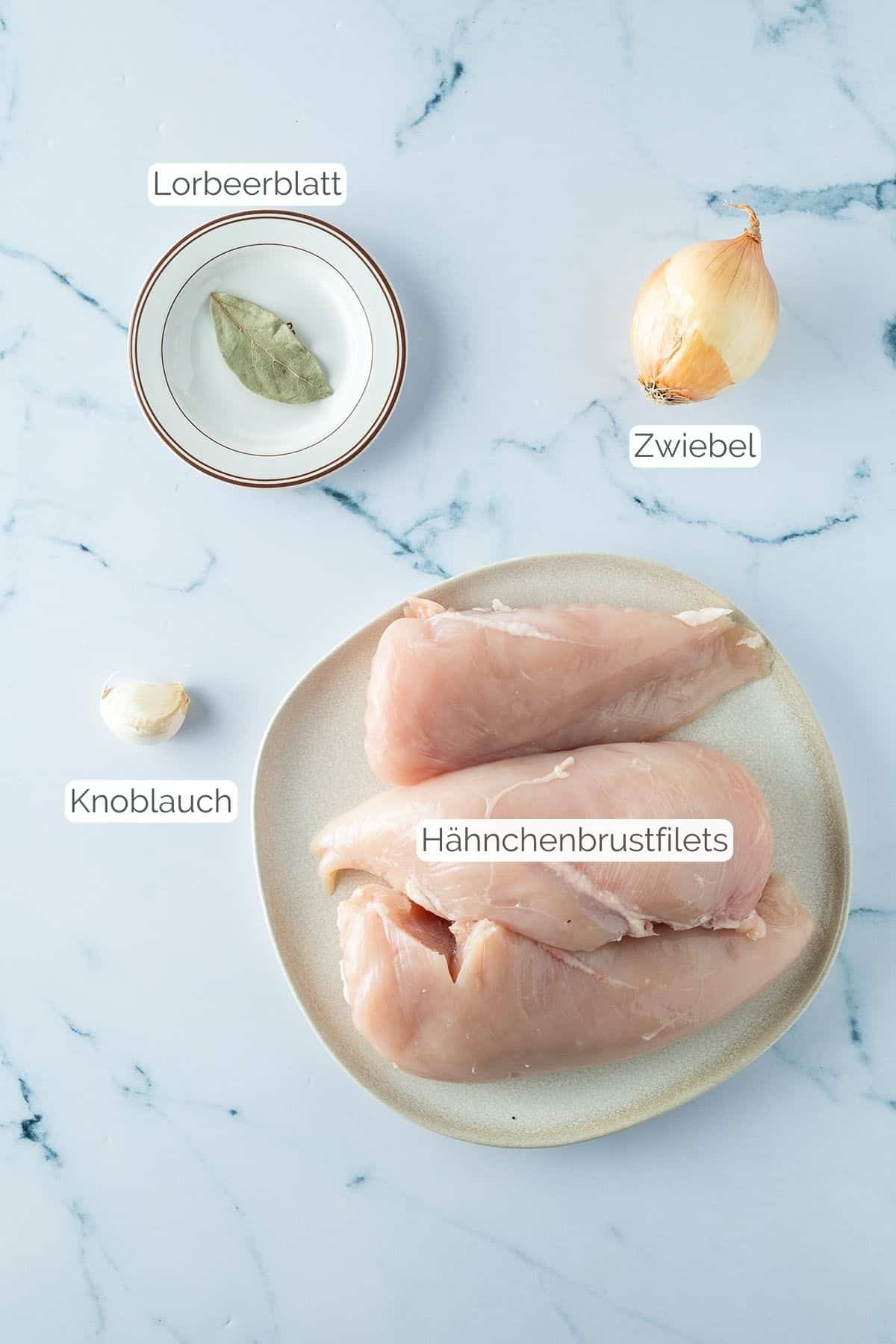 Foto aller Zutaten mit jeweiligen Textbeschriftungen, die f&uuml;r ein schnelles Pulled Chicken im Topf ben&ouml;tigt werden.