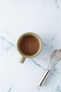 Alle Zutaten für den Tassenkuchen wurden in der Tasse verrührt.