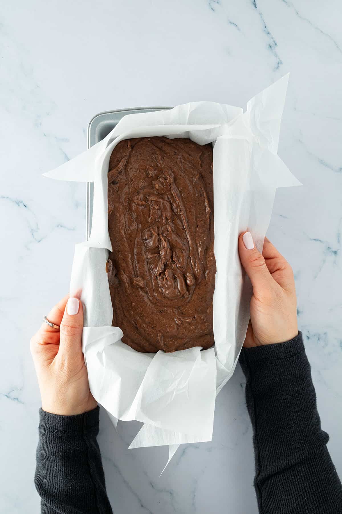 Schokokuchenteig ohne Mehl in einer Kastenform.
