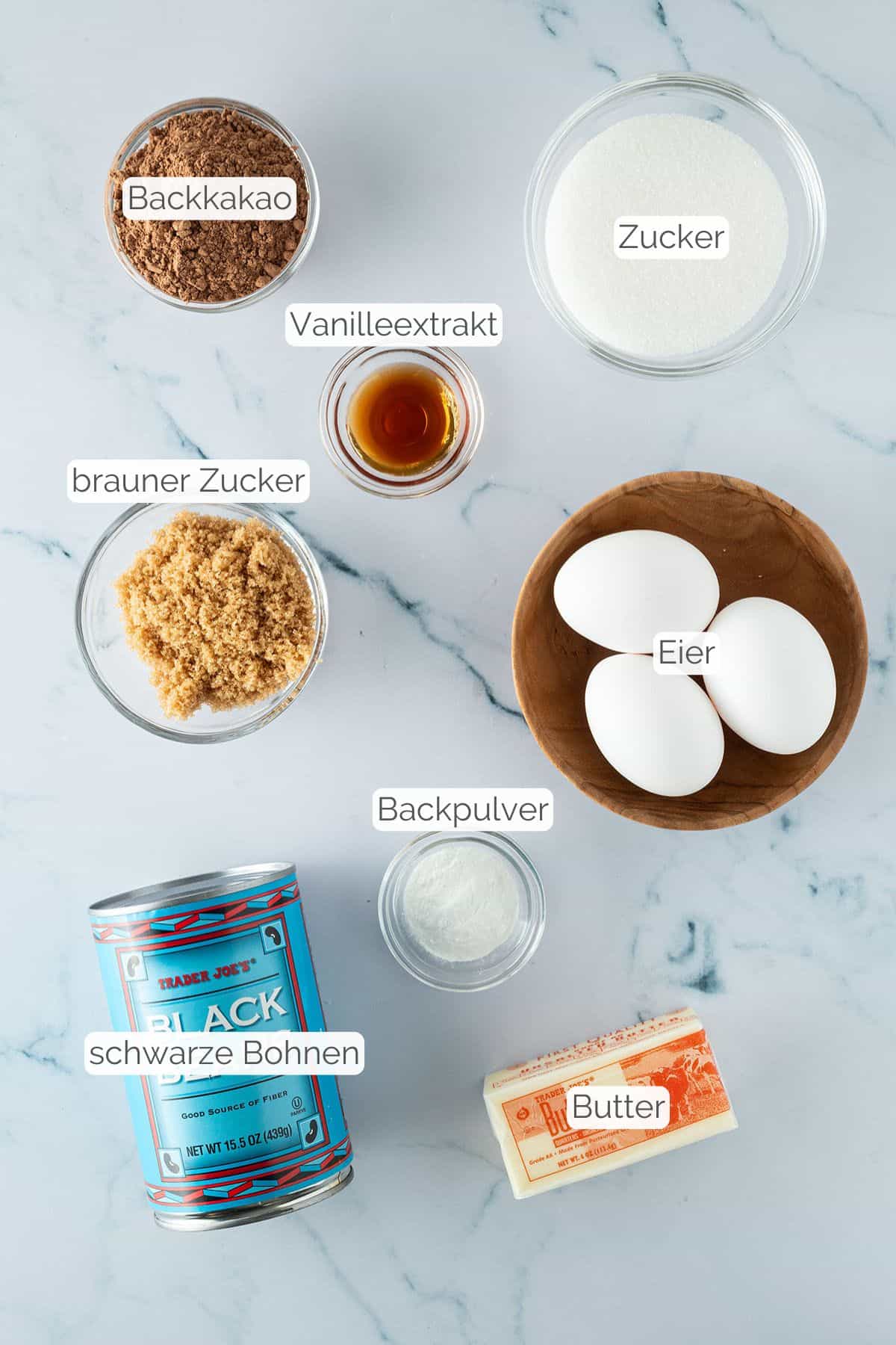 Alle Zutaten mit jeweiligen Textbeschriftungen, die f&uuml;r den Schokokuchen ohne Mehl ben&ouml;tigt werden.
