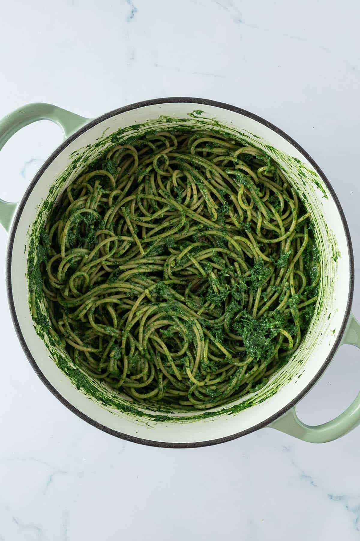 Die gekochten Spaghetti wurden im Topf mit der gr&uuml;nen Schwarzkohl-Sauce vermischt.