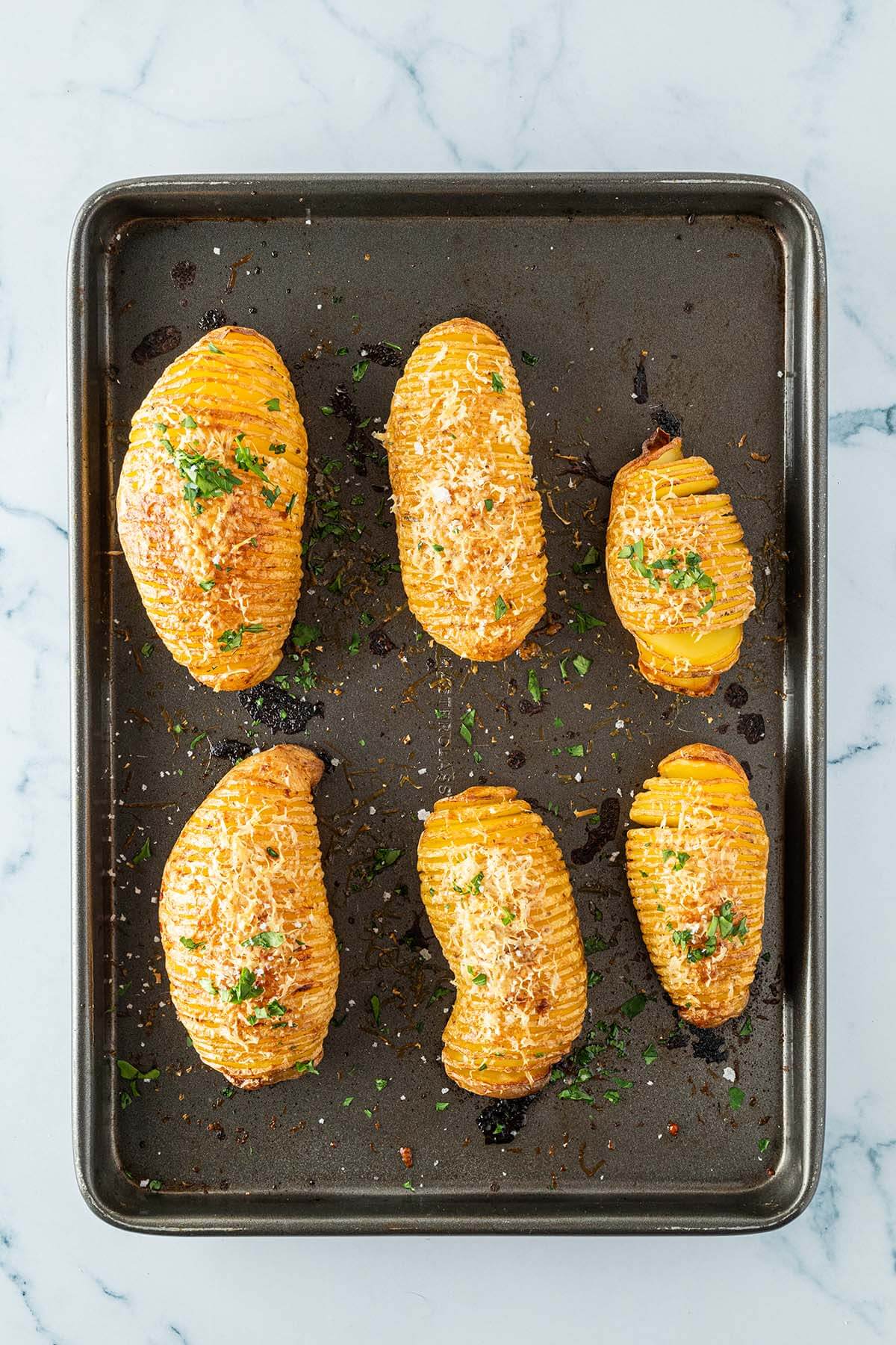 F&auml;cherkartoffeln wurden nach drei&szlig;ig Minuten im Ofen mit der Marinade und K&auml;se getoppt.