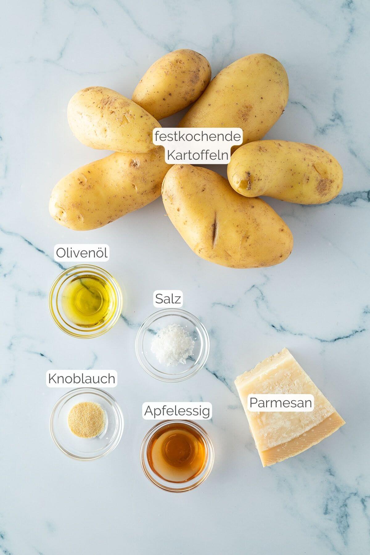 Foto aller Zutaten mit jeweiligen Textbeschriftungen, die f&uuml;r schwedische F&auml;cherkartoffeln ben&ouml;tigt werden.