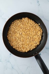 Scrambled Oats Teig in einer Pfanne.