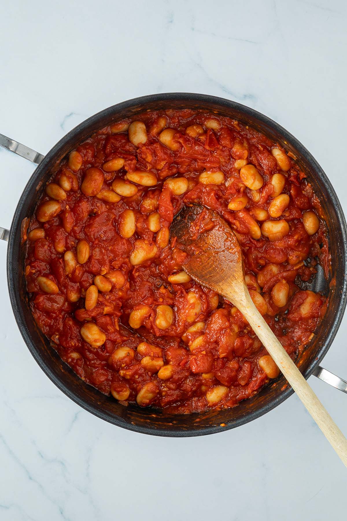 S&auml;mige, eingedickte Tomatensauce mit wei&szlig;en Bohnen.