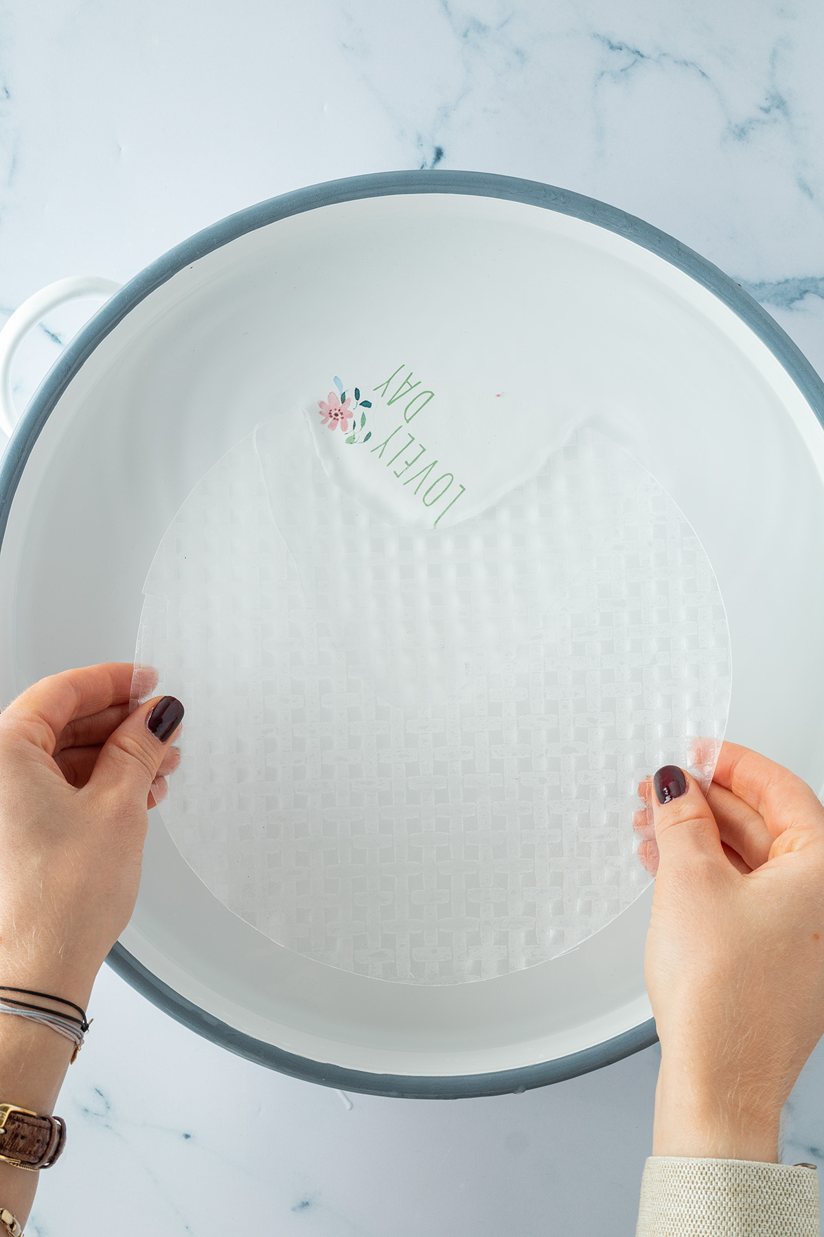 Reispapier wird in eine runde Form mit Wasser getaucht.
