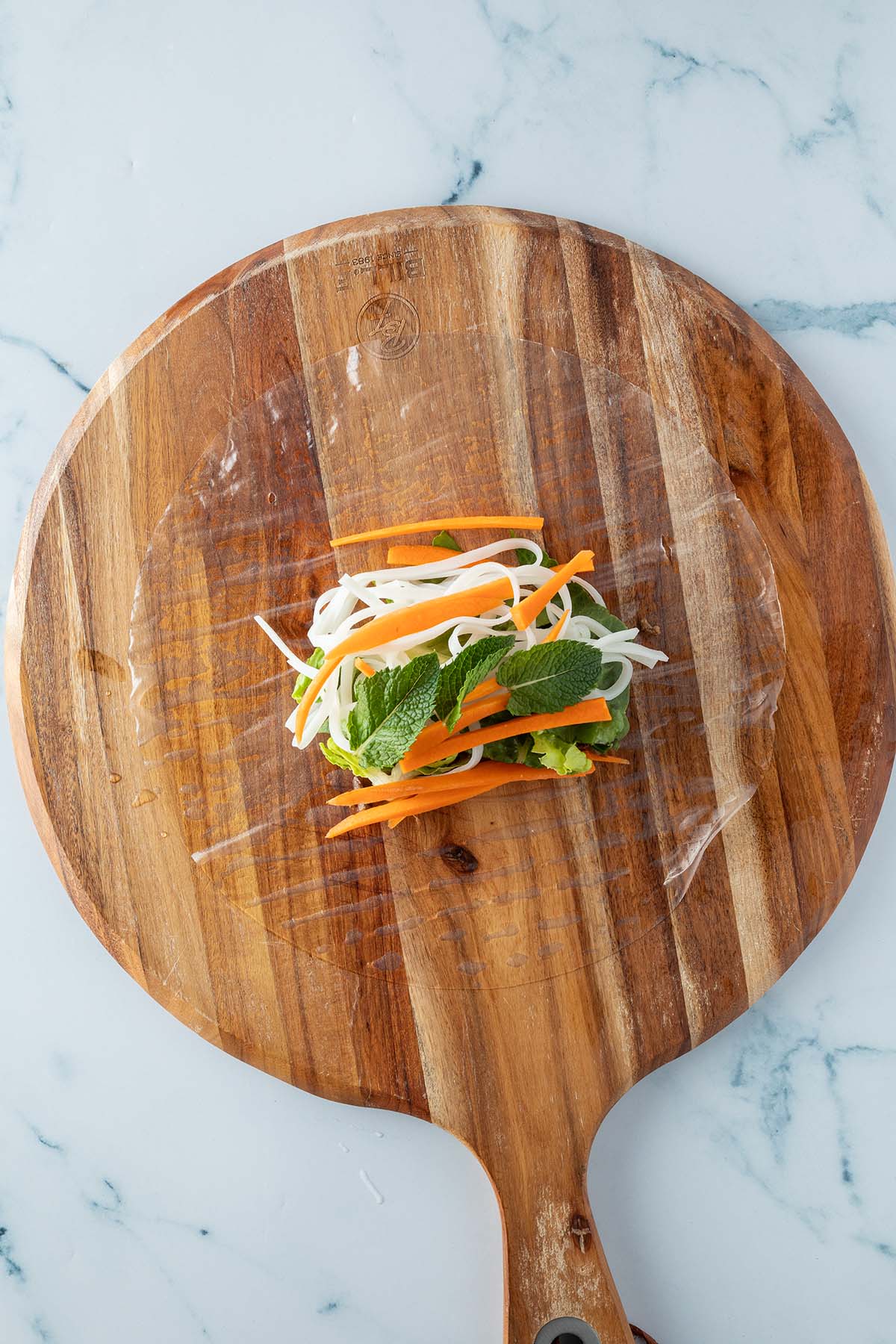 F&uuml;llung f&uuml;r die Sommerrollen wurde mittig auf dem Reispapier gestapelt.