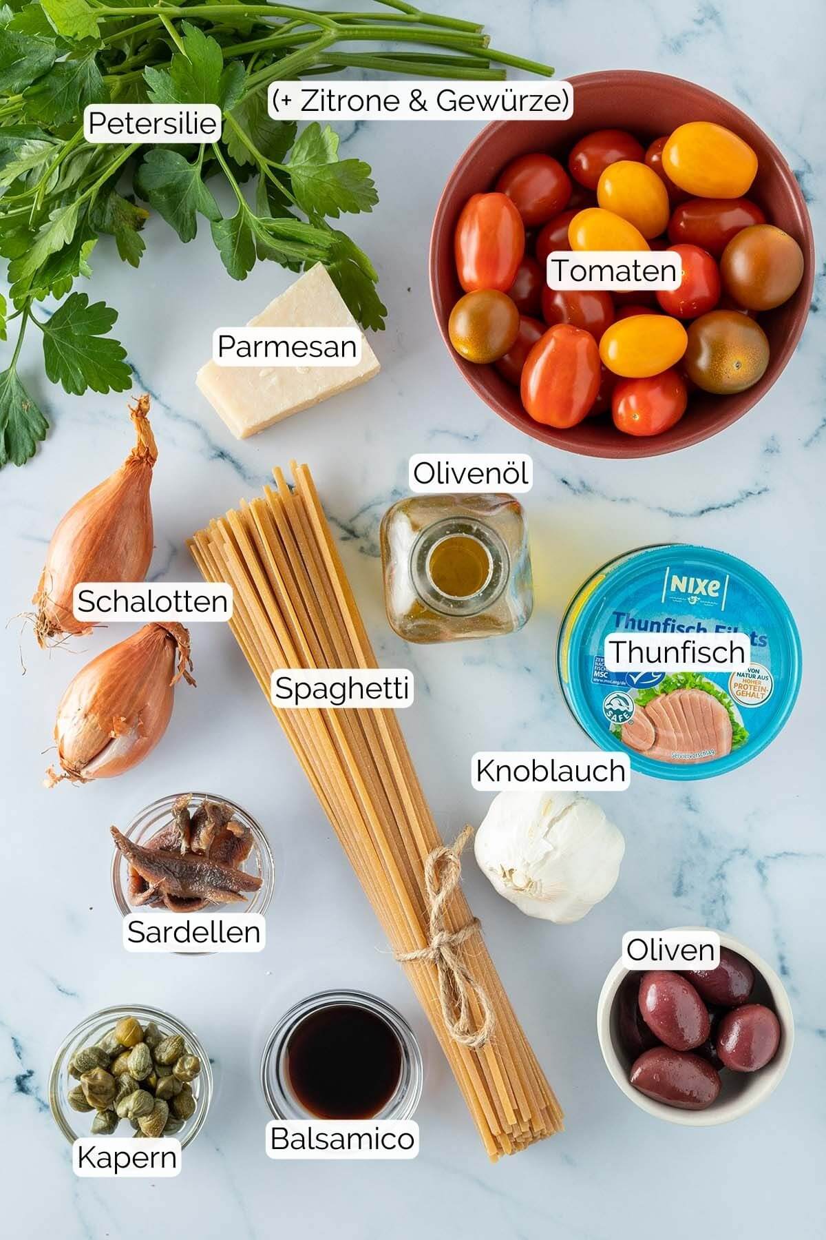 Foto alle Zutaten mit jeweiligen Textbeschriftungen, die f&uuml;r Spaghetti alla Puttanesca mit Thunfisch ben&ouml;tigt werden.