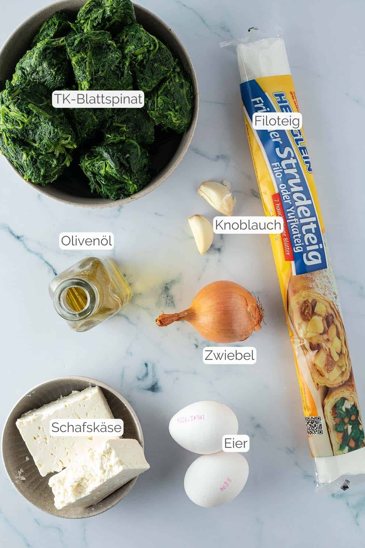Alle Zutaten mit jeweiligen Textbeschriftungen, die f&uuml;r Spanakopita ben&ouml;tigt werden.