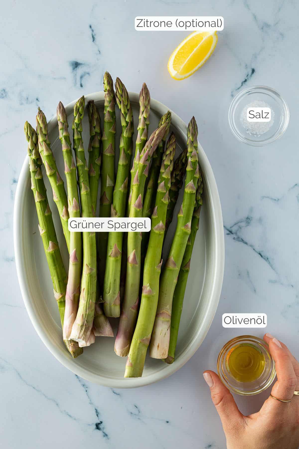 Alle Zutaten mit Textbeschriftungen, die f&uuml;r gr&uuml;nen Spargel aus der Hei&szlig;luftfritteuse ben&ouml;tigt werden.