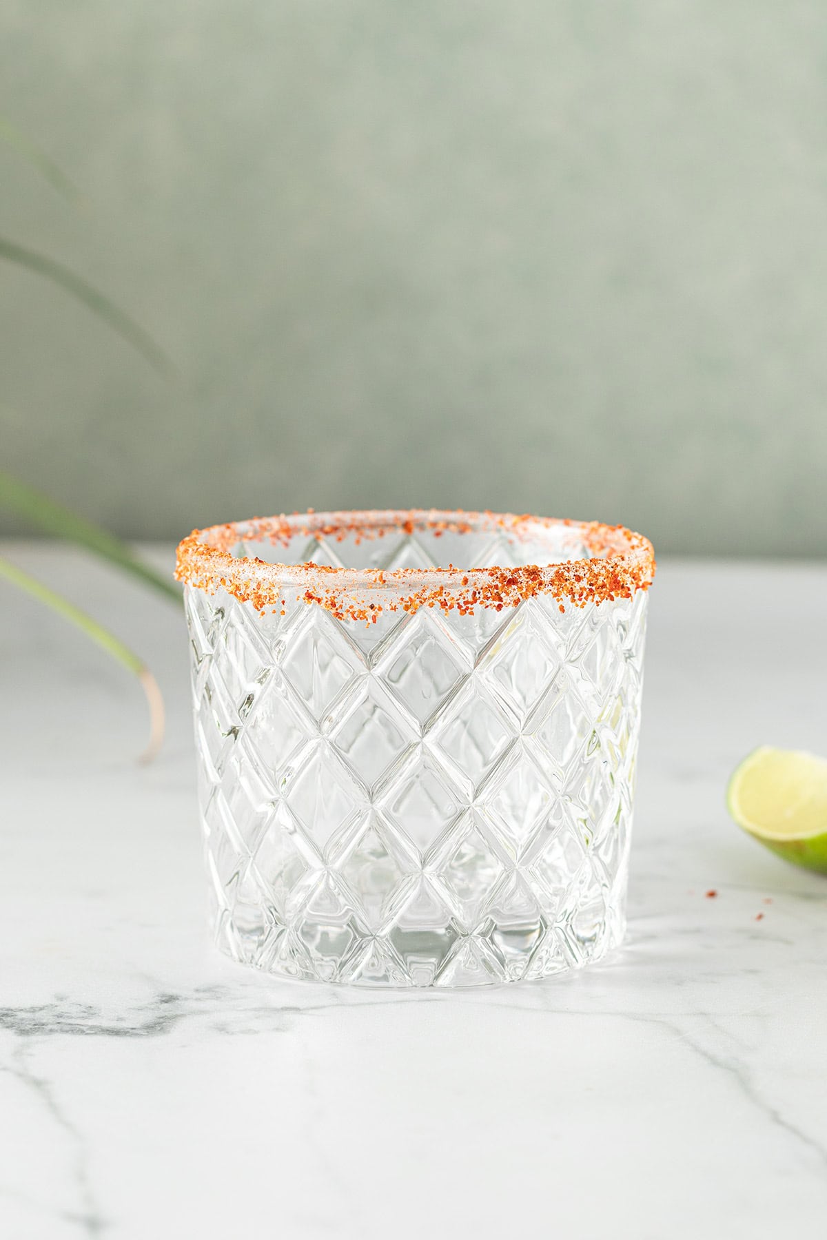 Cocktail Glas mit einem Chili-Salzrand.