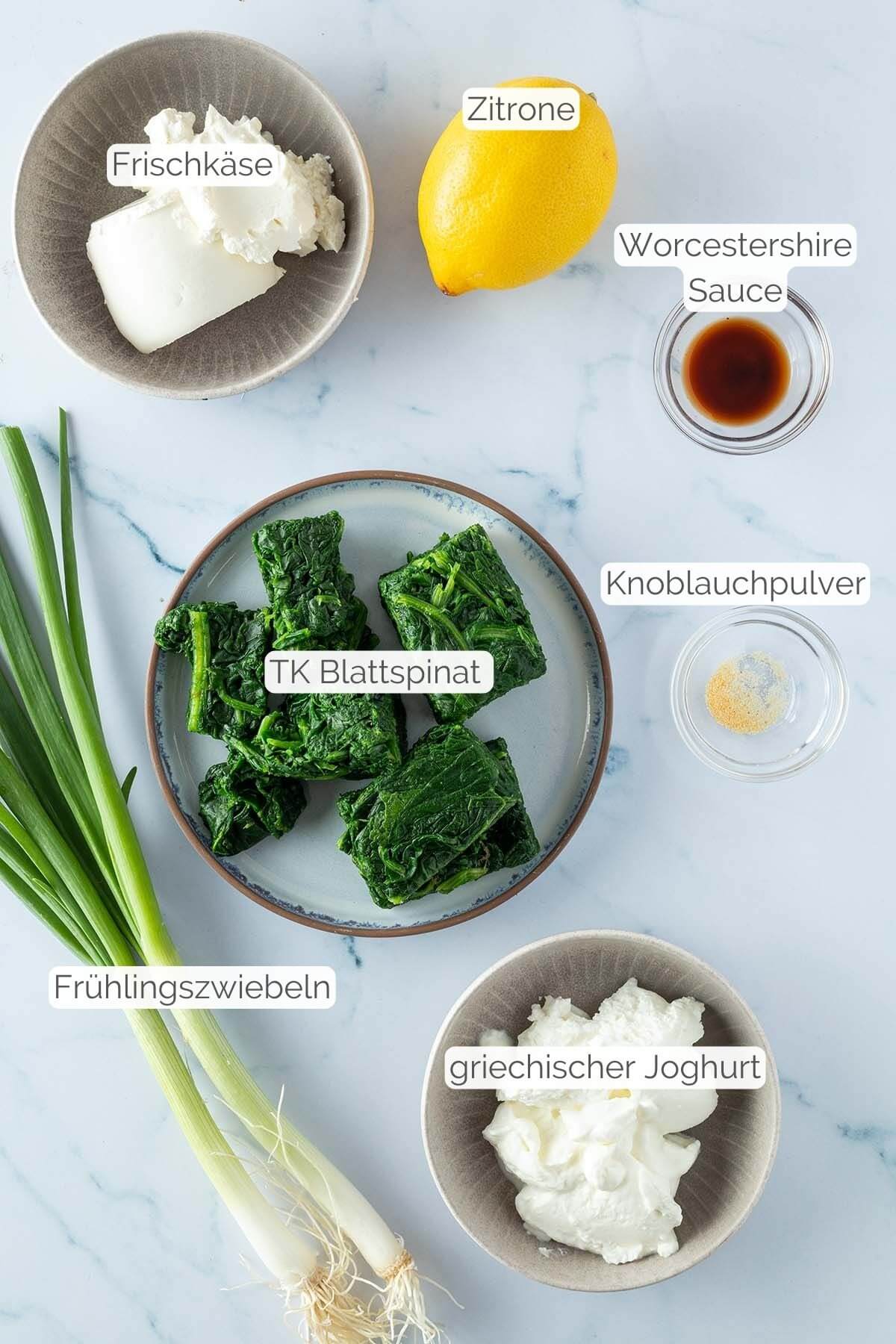 Foto aller Zutaten mit jeweiligen Textbeschriftungen, die f&uuml;r den Spinat Dip ben&ouml;tigt werden.