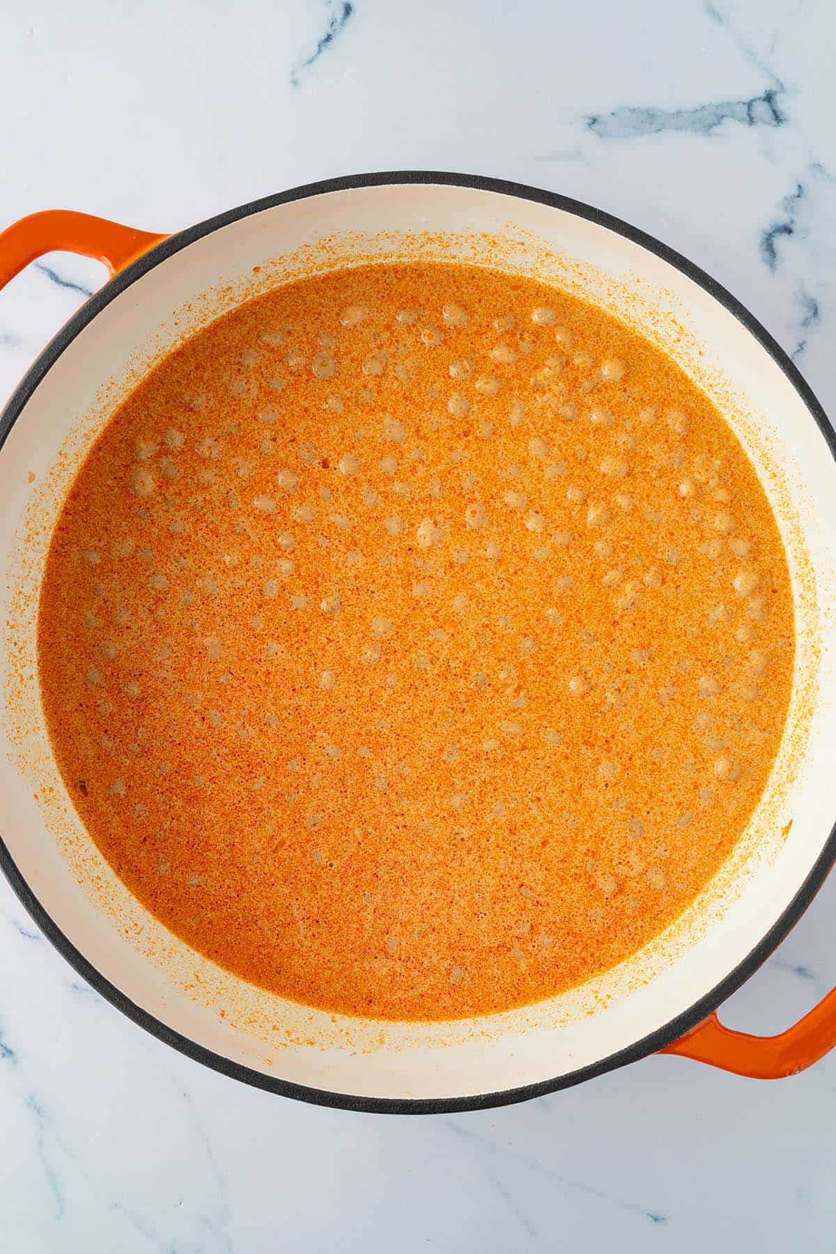 Kichererbsen kochen in einer Curry-Kokossauce.