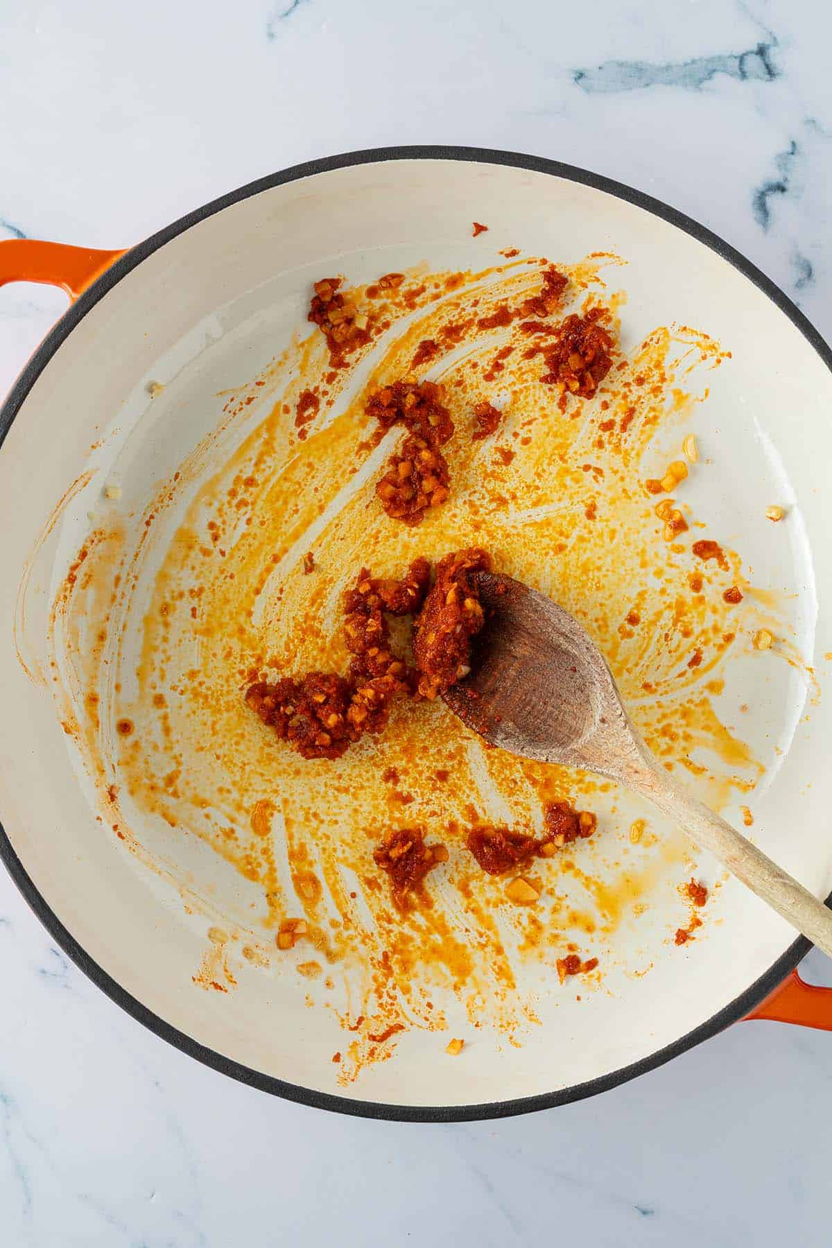 Die Curry-Paste wurde dazugegeben und wird kurz mit dem Knoblauch und Ingwer angebraten.