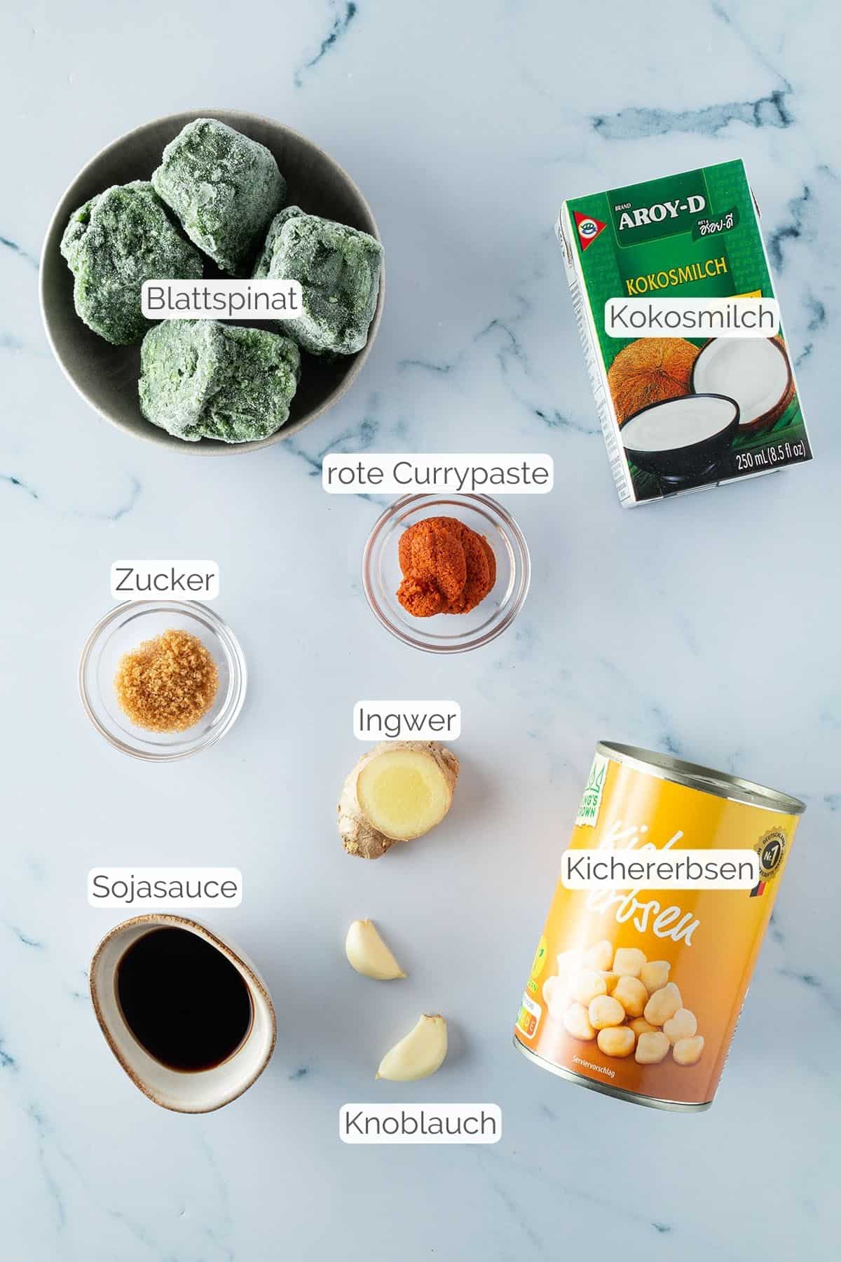 Alle Zutaten mit jeweiligen Textbeschriftungen, die f&uuml;r das Kichererbsen Curry mit Spinat ben&ouml;tigt werden.