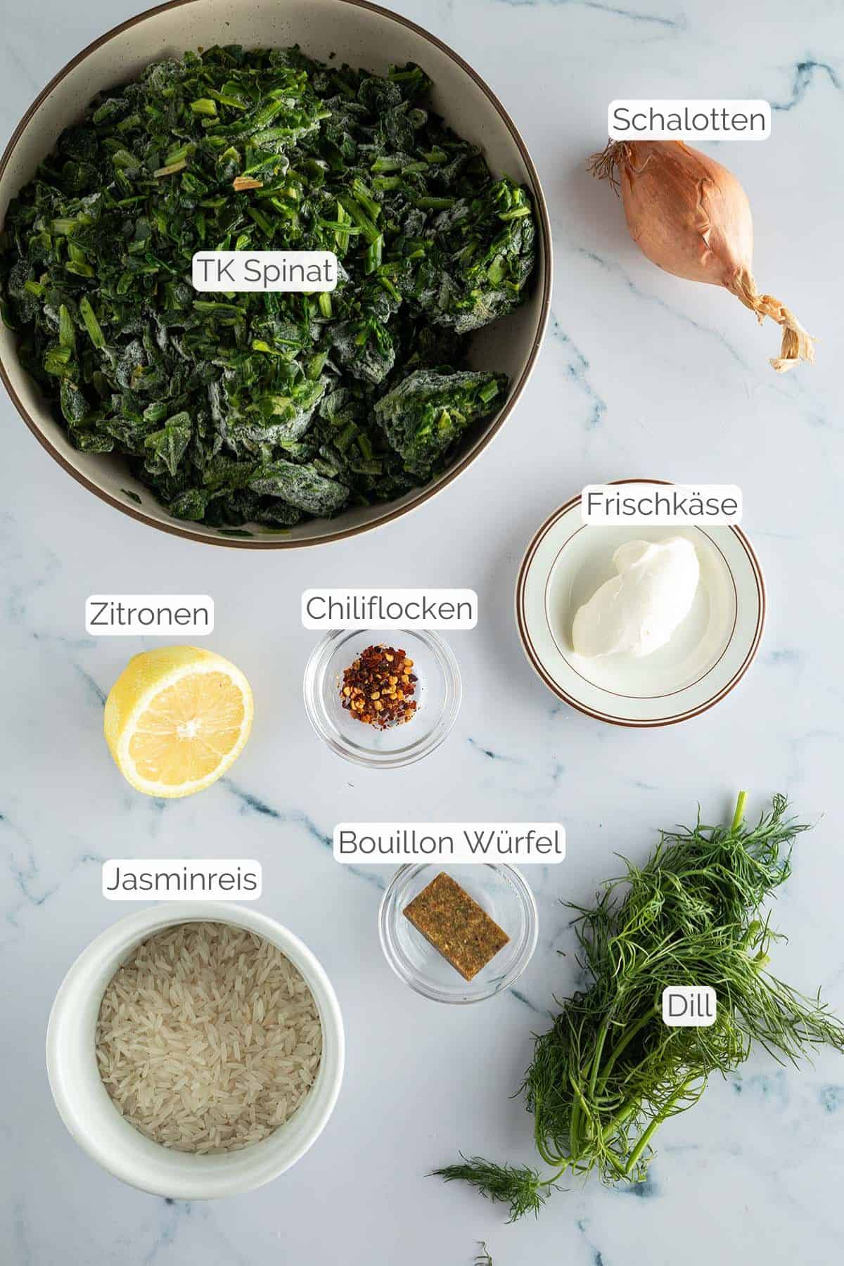 Alle Zutaten mit jeweiligen Textbeschriftungen, die f&uuml;r das Spanakorizo Rezept ben&ouml;tigt werden.