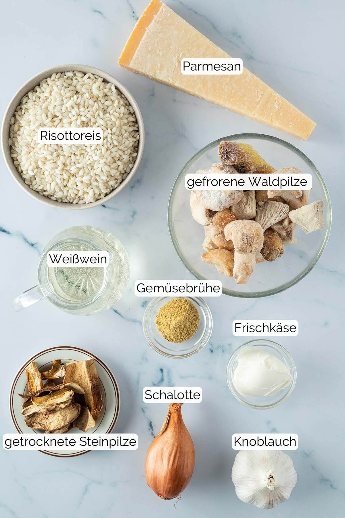 Foto aller Zutaten, die für das Rezept benötigt werden, mit jeweiligen Beschriftungen, für jede Zutat.