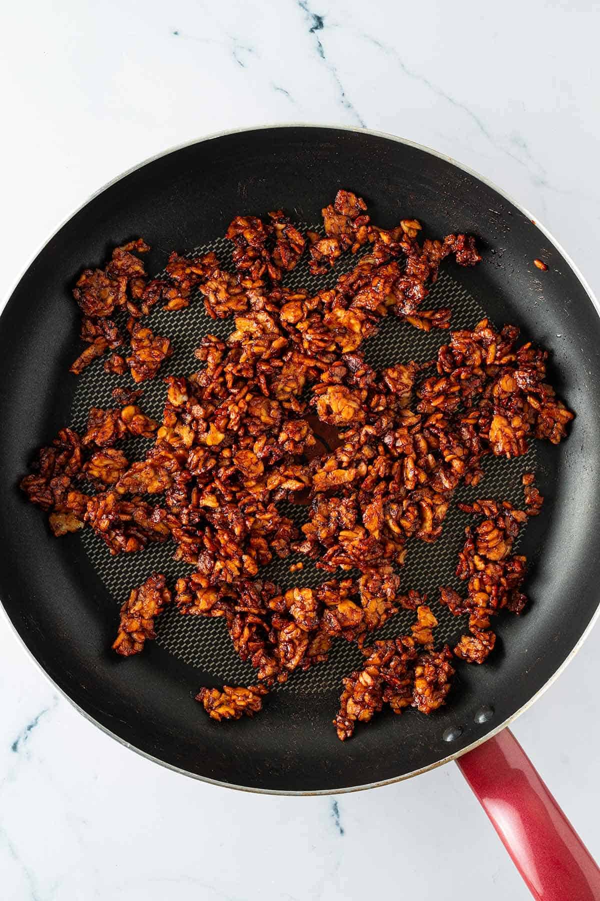 Sticky Tempeh mit Gochujang Sauce in einer Pfanne.