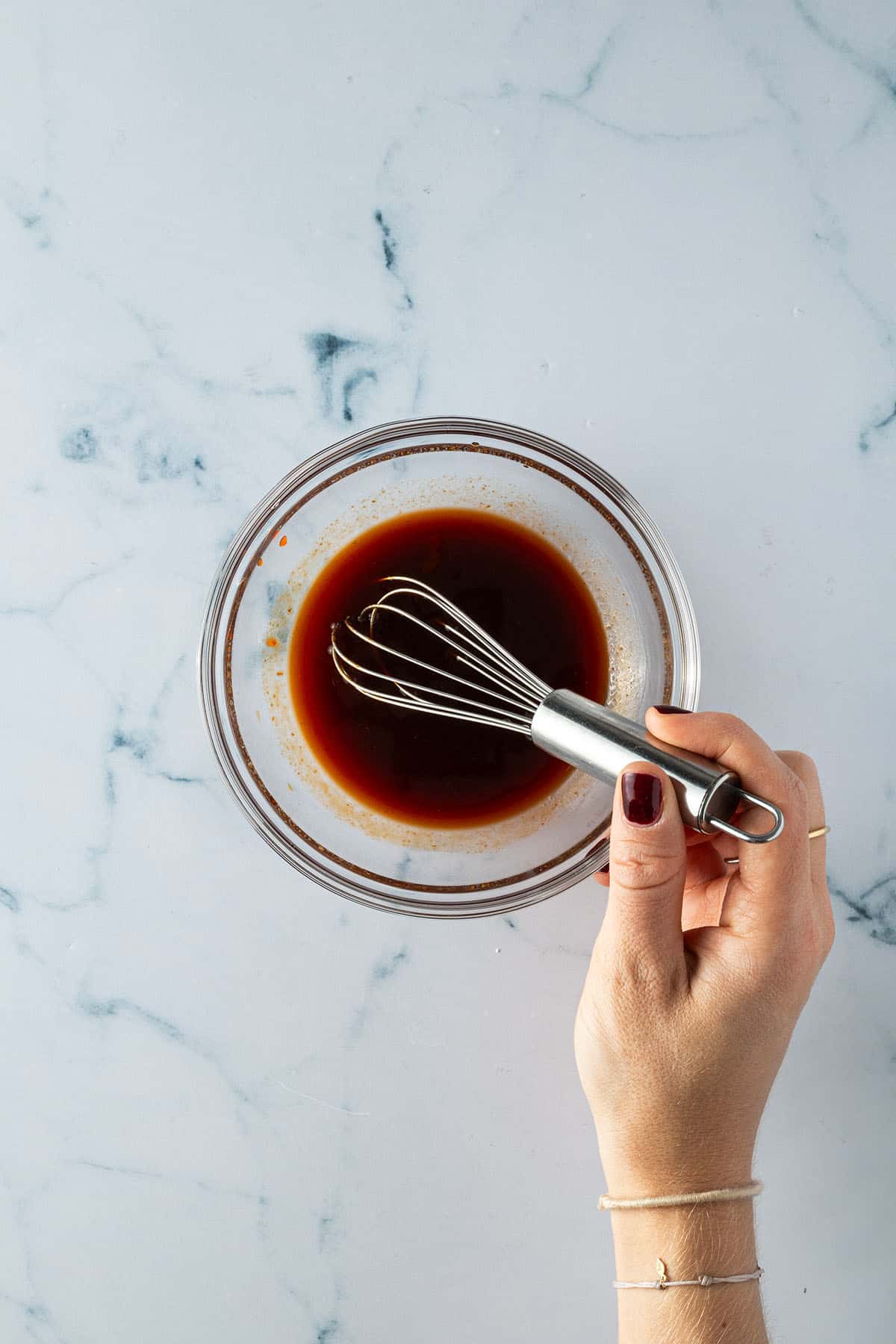 Sauce wird in einer kleinen Sch&uuml;ssel mit einem Mini-Schneebesen verr&uuml;hrt.
