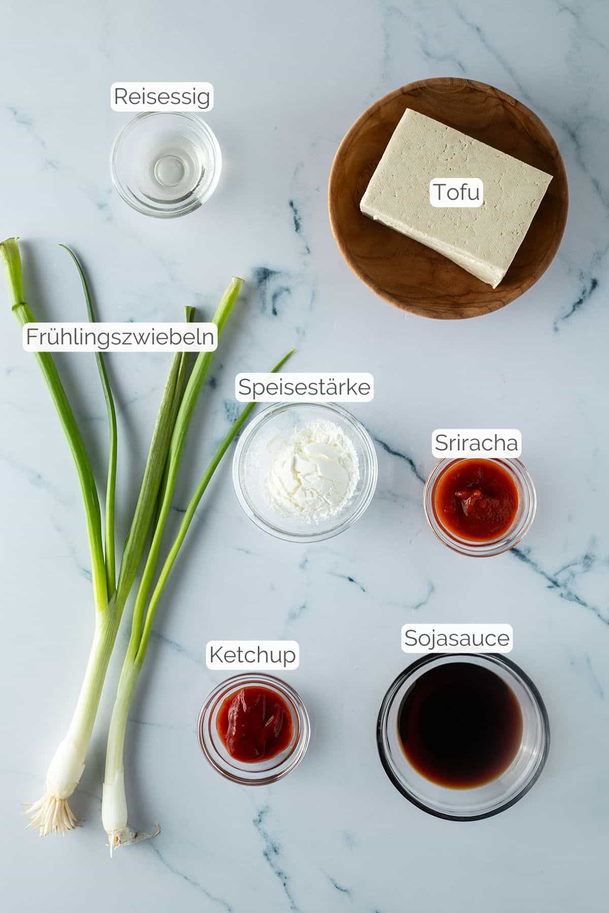 Alle Zutaten mit Textbeschriftungen, die f&uuml;r das Sticky Tofu Rezept ben&ouml;tigt werden.