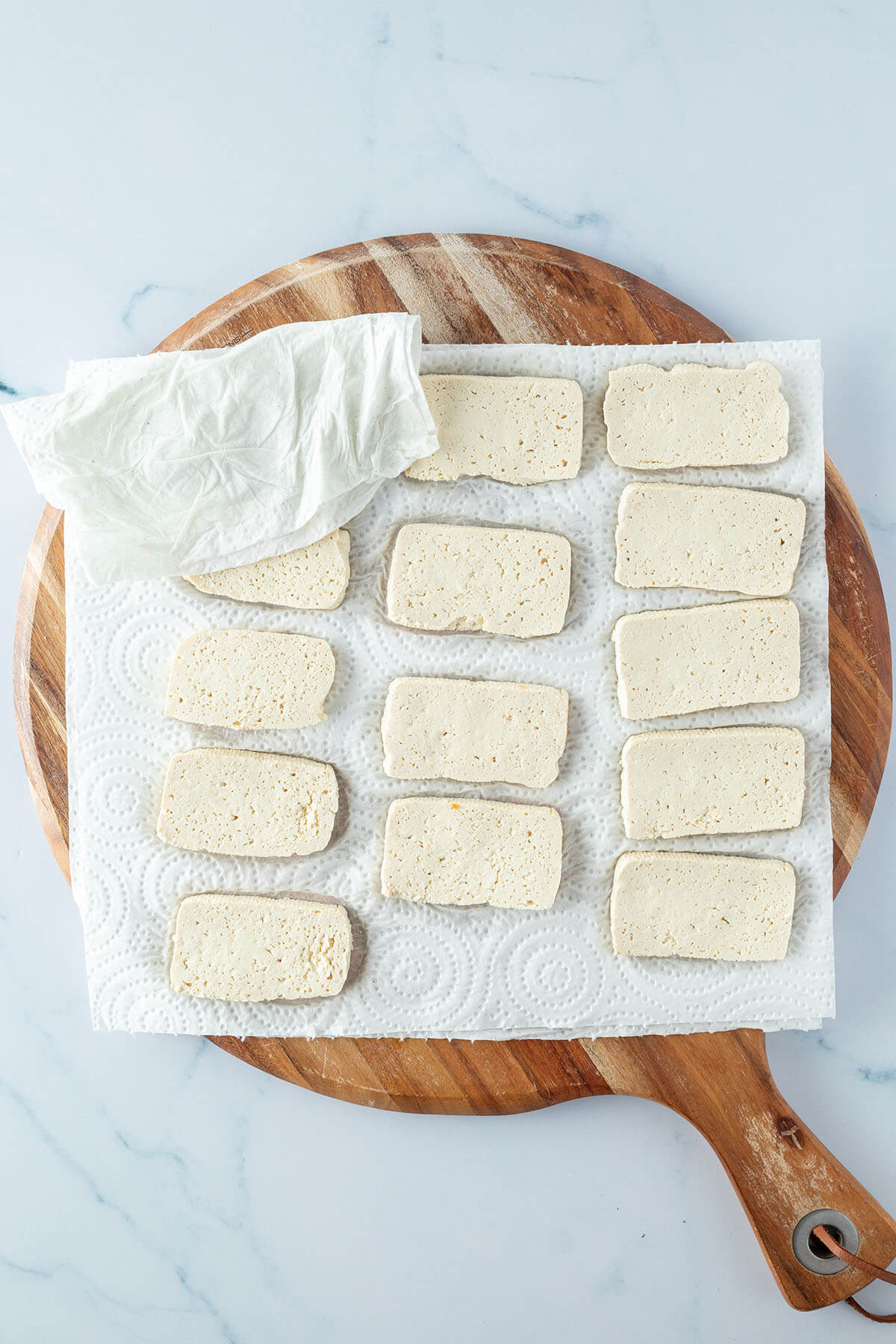 In Scheiben geschnittener Tofu auf einem K&uuml;chentuch.
