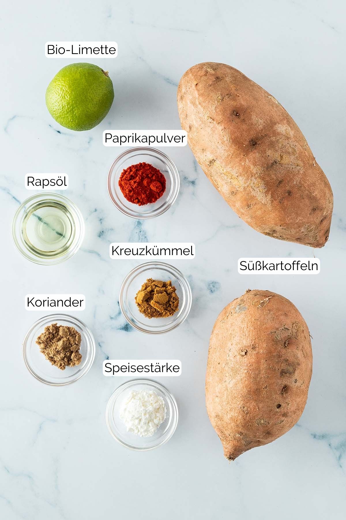 Bild aller Zutaten mit Beschriftungen, die für Süßkartoffel Wedges benötigt werden.