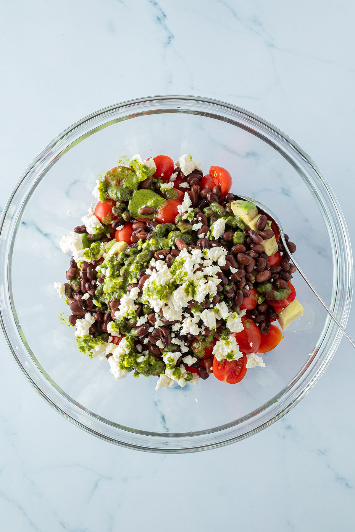 Zutaten f&uuml;r den S&uuml;&szlig;karotffelsalat in einer gro&szlig;en Glassch&uuml;ssel.