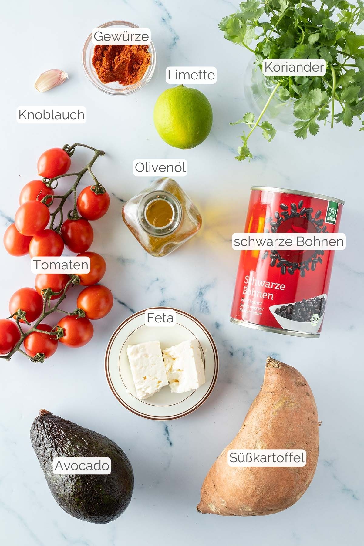 Foto aller Zutaten mit jeweiligen Textbeschriftungen, die f&uuml;r den S&uuml;&szlig;kartoffelsalat ben&ouml;tigt werden.