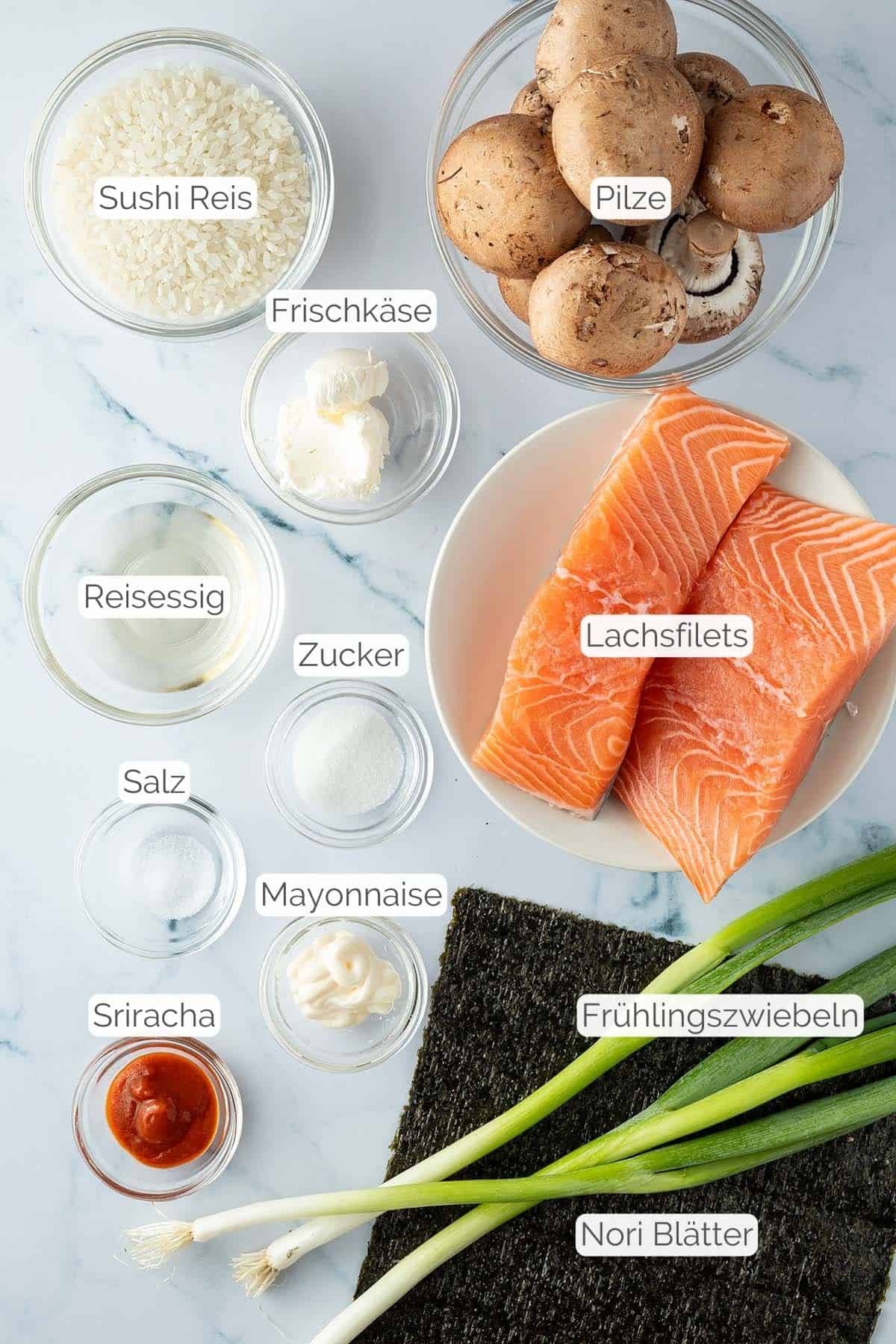 Alle Zutaten mit Textbeschriftungen, die f&uuml;r einen Sushi Auflauf ben&ouml;tigt werden.