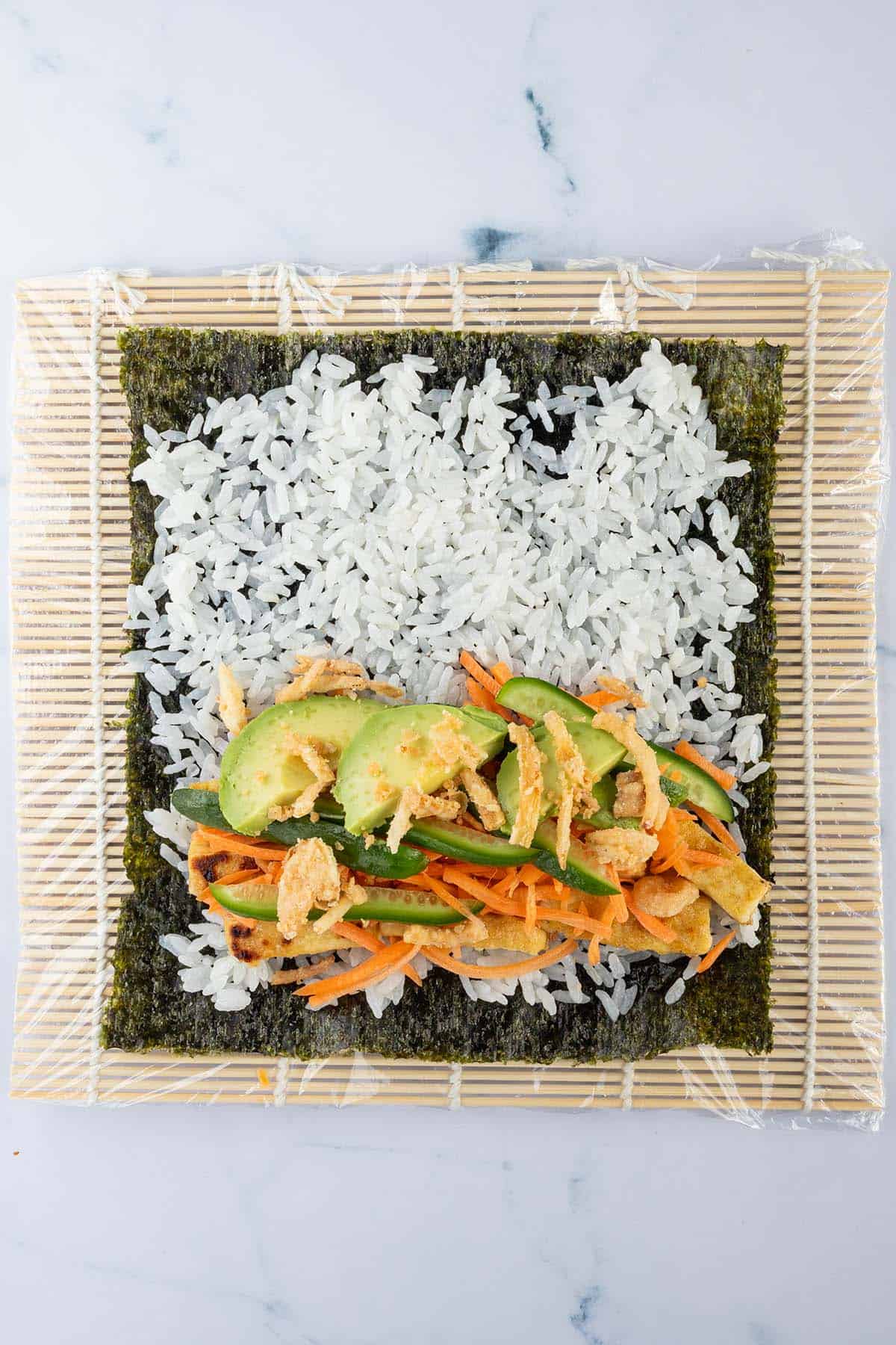 Sushi Burrito F&uuml;llung wurde auf dem unteren Teil des Nori Blatts gestapelt.