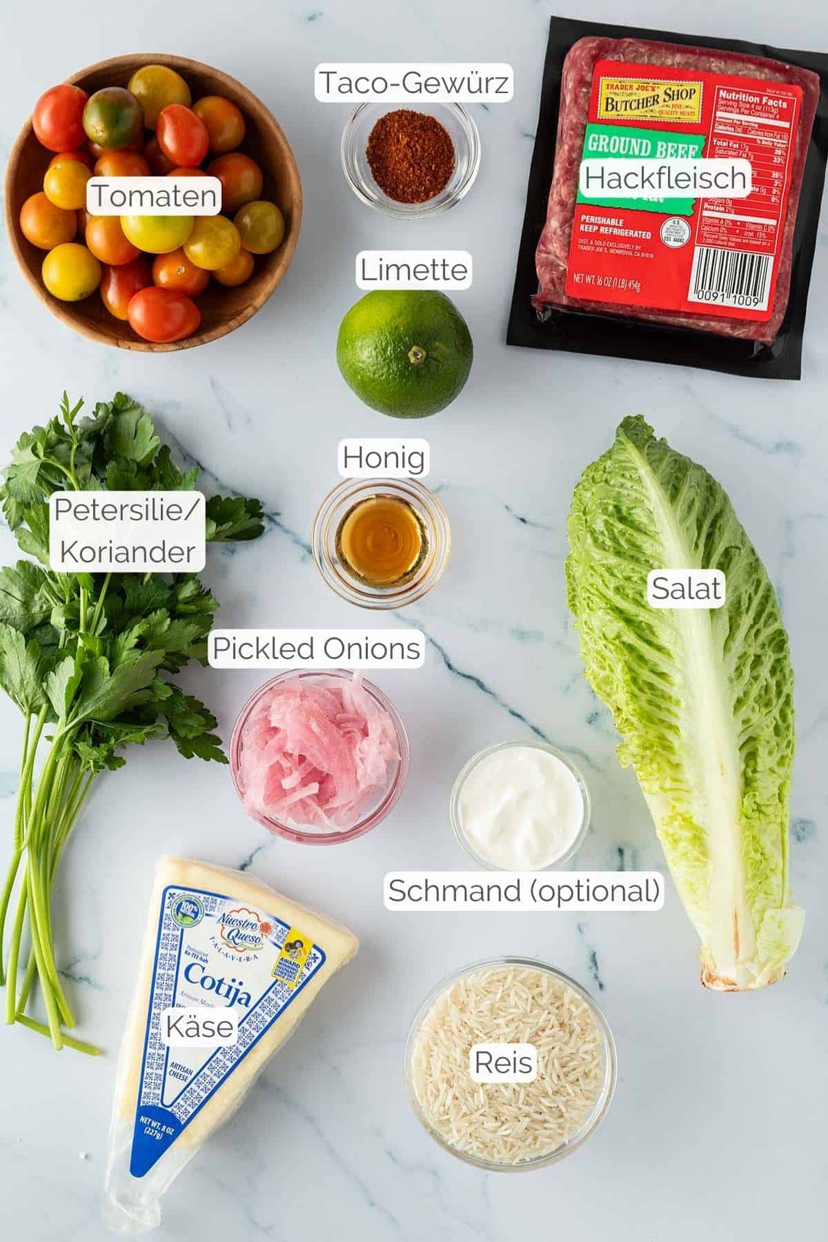 Alle Zutaten mit Textbeschriftungen, die f&uuml;r die Taco Bowl ben&ouml;tigt werden.