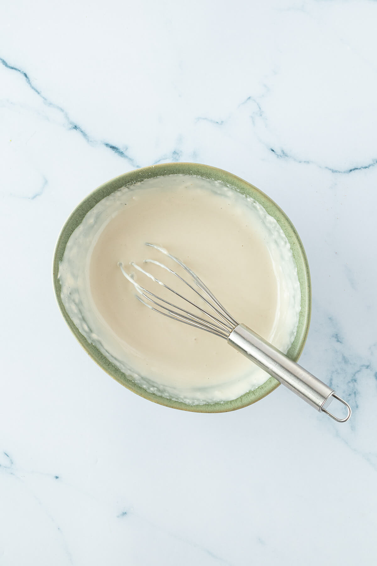 Alle Zutaten wurden mit einem kleinen Schneebesen zu einer cremigen Sauce verr&uuml;hrt.