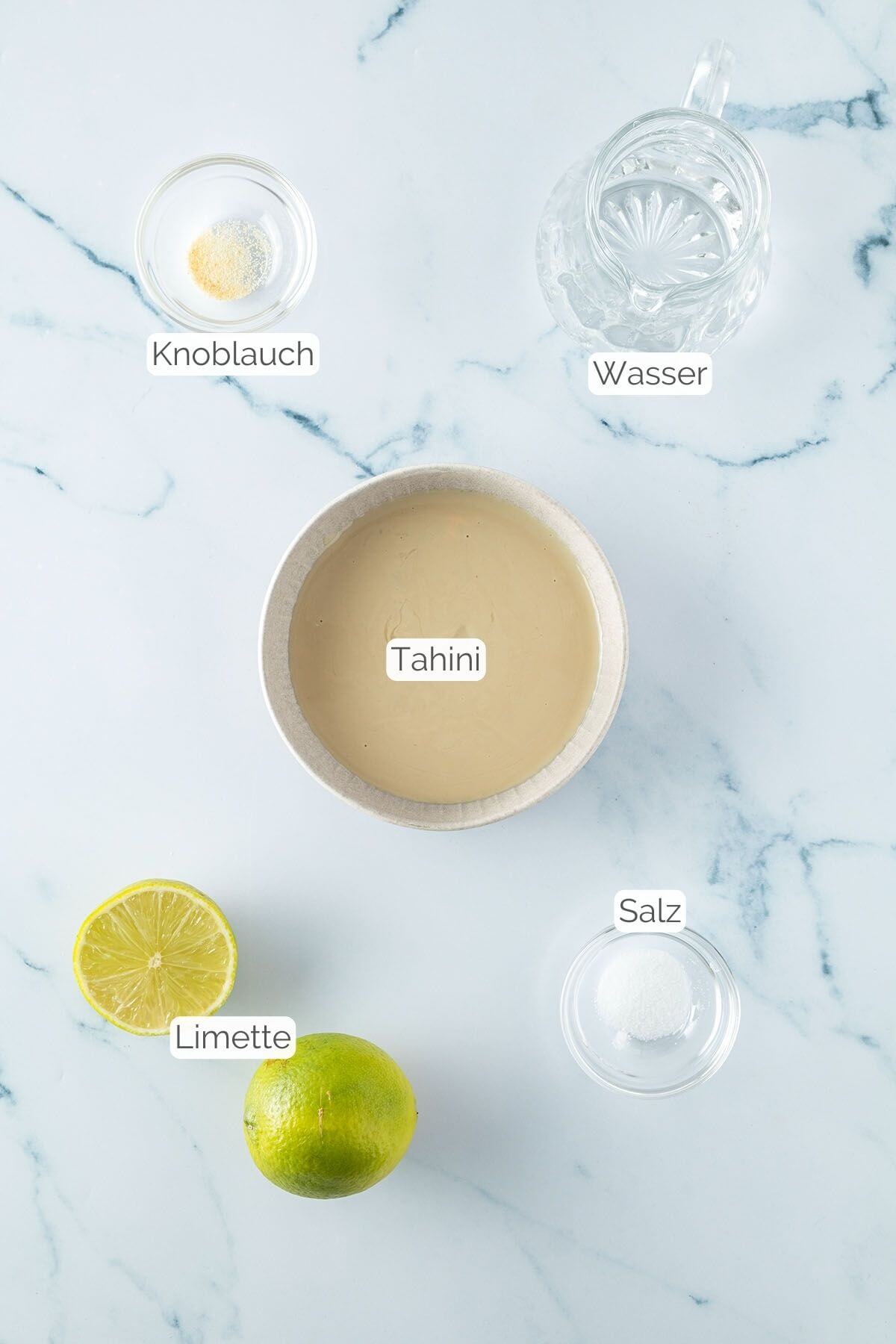 Foto aller Zutaten mit jeweiligen Textbeschriftungen, die f&uuml;r die Tahini Sauce ben&ouml;tigt werden.