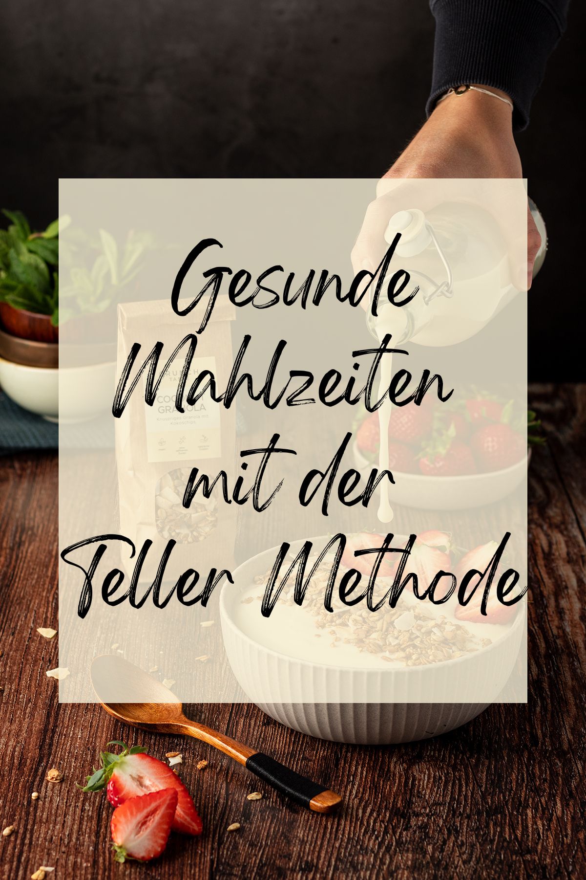 Im Hintergrund ein Foto, wo Milch wird in eine M&uuml;slischale gegossen wird, und dar&uuml;ber ein Textfeld mit der Aufschrift "Gesunde Mahlzeiten mit der Teller Methode".