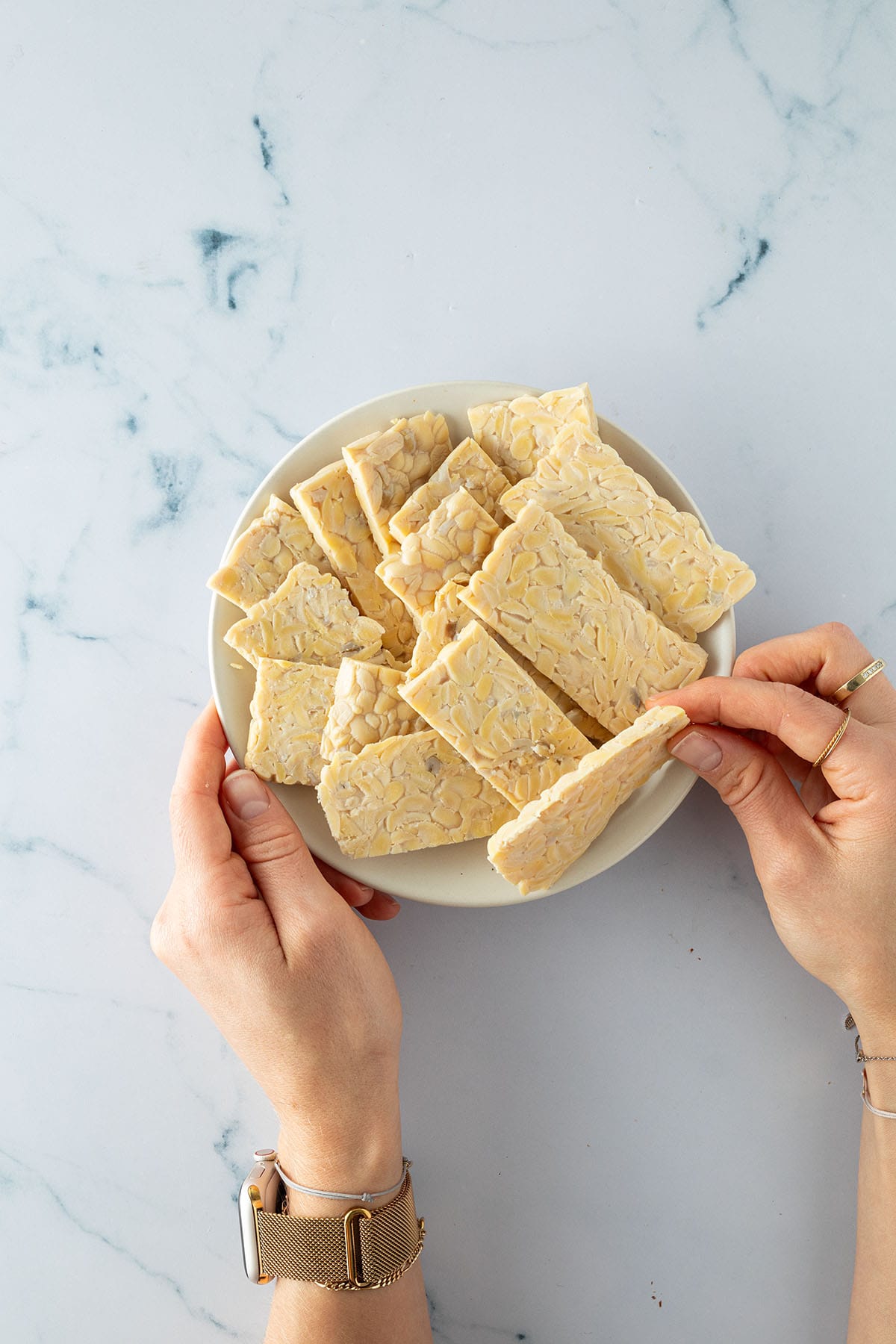 In d&uuml;nne Scheiben geschnittener Tempeh.