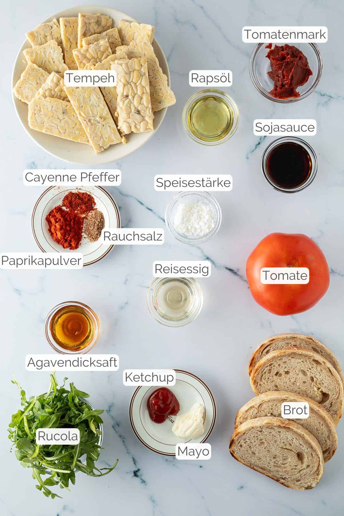 Alle Zutaten mit Textbeschriftungen, die du f&uuml;r das Tempeh Sandwich ben&ouml;tigst.