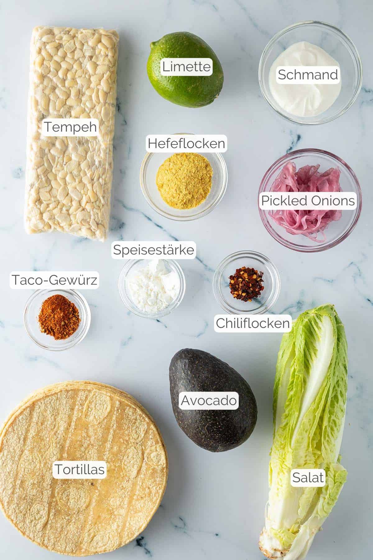 Alle Zutaten mit Textbeschriftungen, die f&uuml;r die Tempeh Tacos ben&ouml;tigt werden.