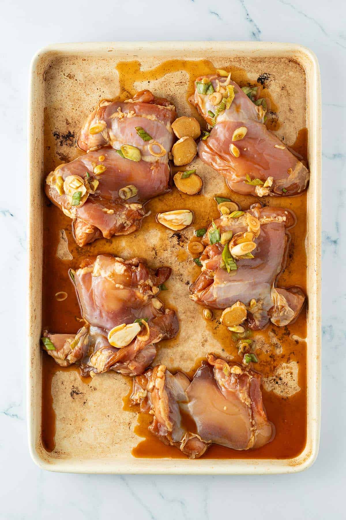 Marinierte Teriyaki H&auml;hnchenst&uuml;cke auf einem Blech.