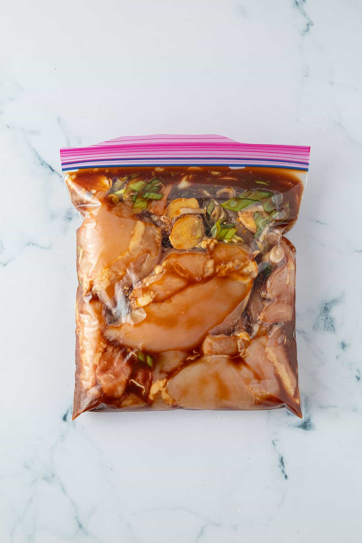 Mariniertes Teriyaki H&auml;hnchen in einem Zipp-Beutel.