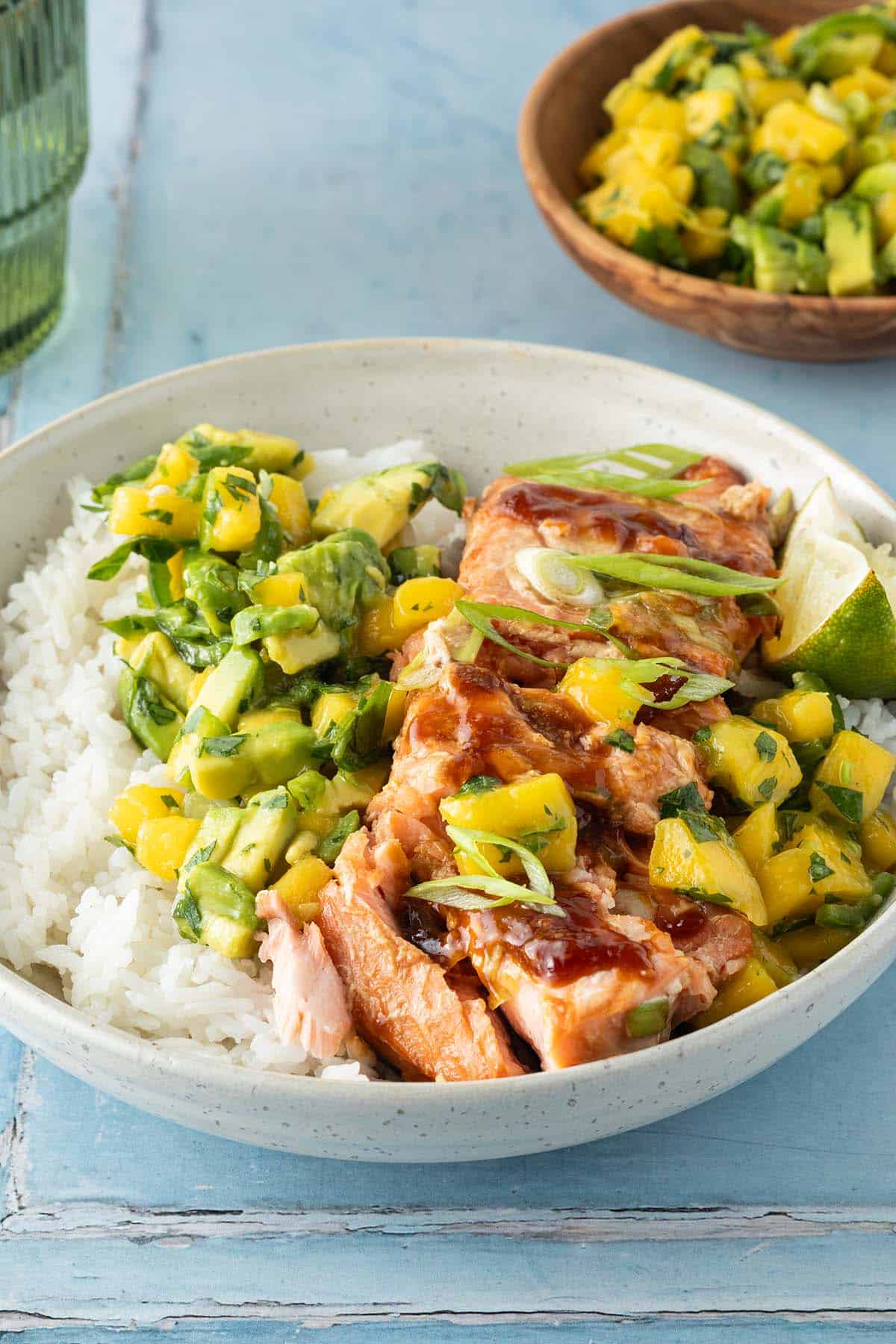 Teriyaki Lachs serviert in einer Sch&uuml;ssel mit Reis und Mango Salsa.