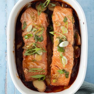 Zwei Teriyaki Lachsfilets in einer Auflaufform.